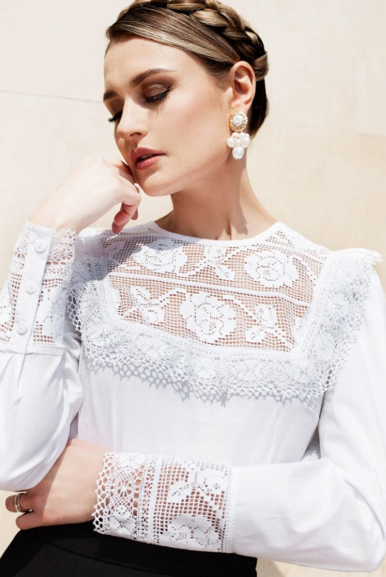 Bluze tip ie pentru femei: Cum să aduci tradiția în ținutele de birou