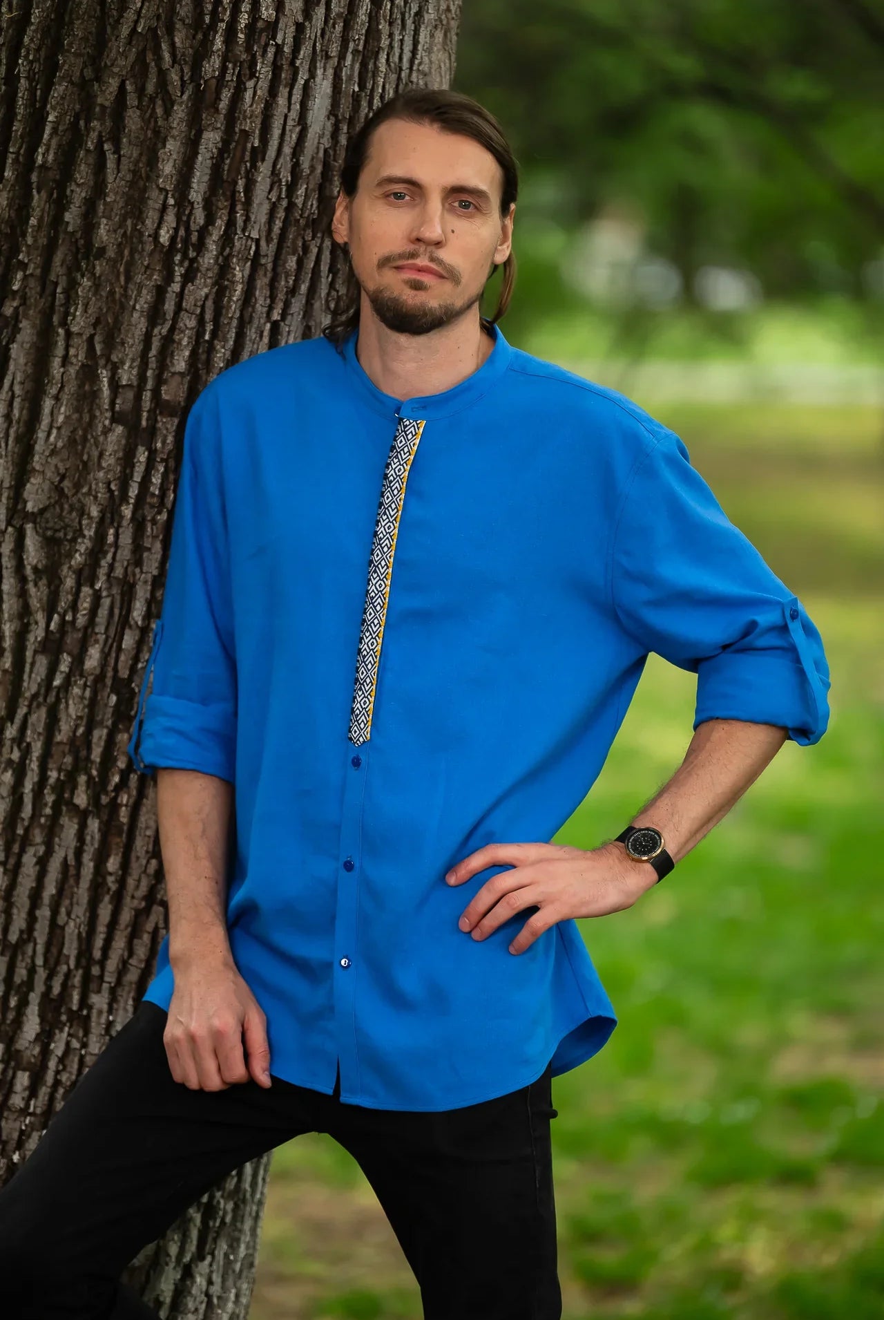 Stil autentic pentru el – Cămășile tradiționale bărbătești reinterpretate