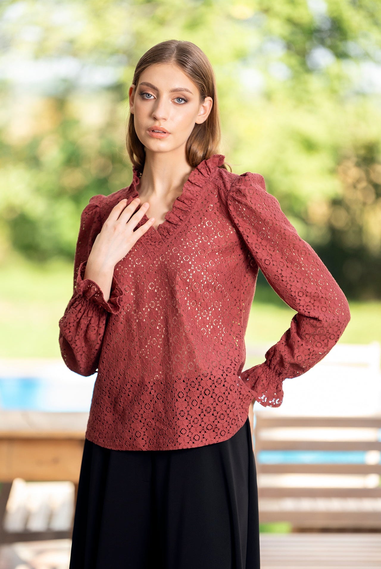 Bluze elegante din mătase și dantelă – Eleganță discretă pentru zile speciale