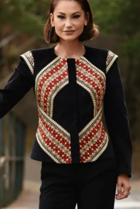 Paltoane și sumane tradiționale: Piese de rezistență în garderoba ta de iarnă