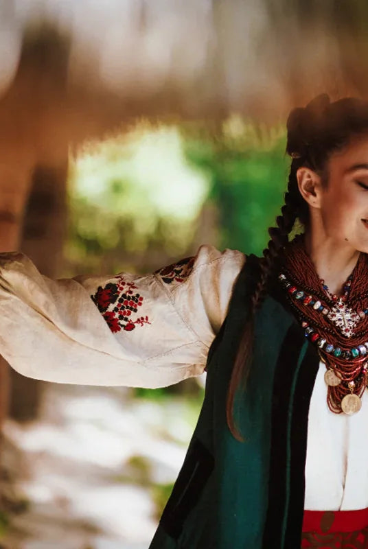 Trenduri în moda tradițională românească: Ce să porți în 2024