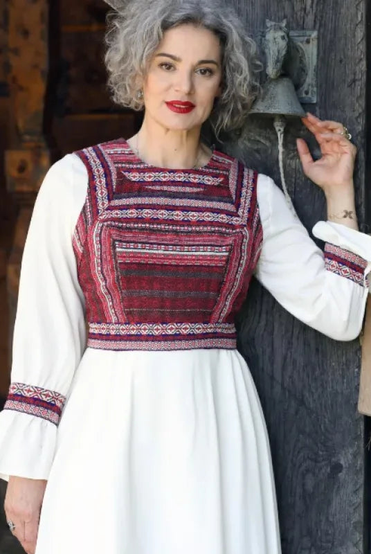 Veste și bundițe cu motive populare: Accesorii esențiale pentru sezonul rece