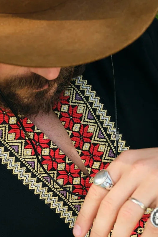 Știai că la sacourile tradiționale pentru bărbați nasturii sunt pe partea dreaptă?