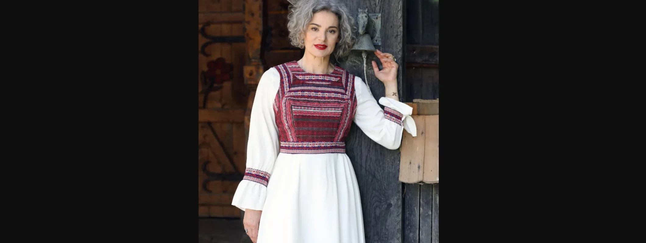 Veste și bundițe cu motive populare: Accesorii esențiale pentru sezonul rece