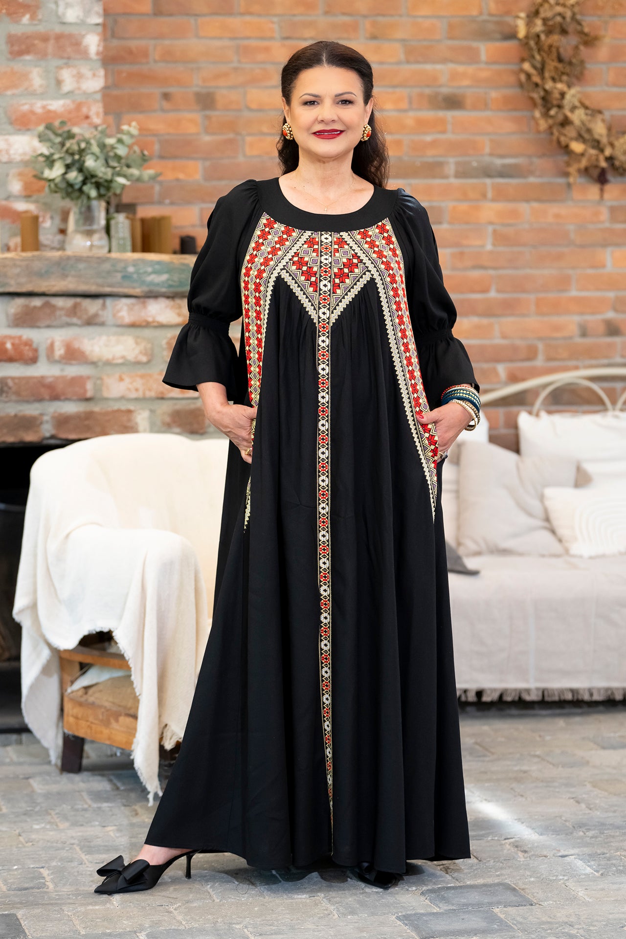 Rochia lungă neagră din in și jacquard țesut Agapia