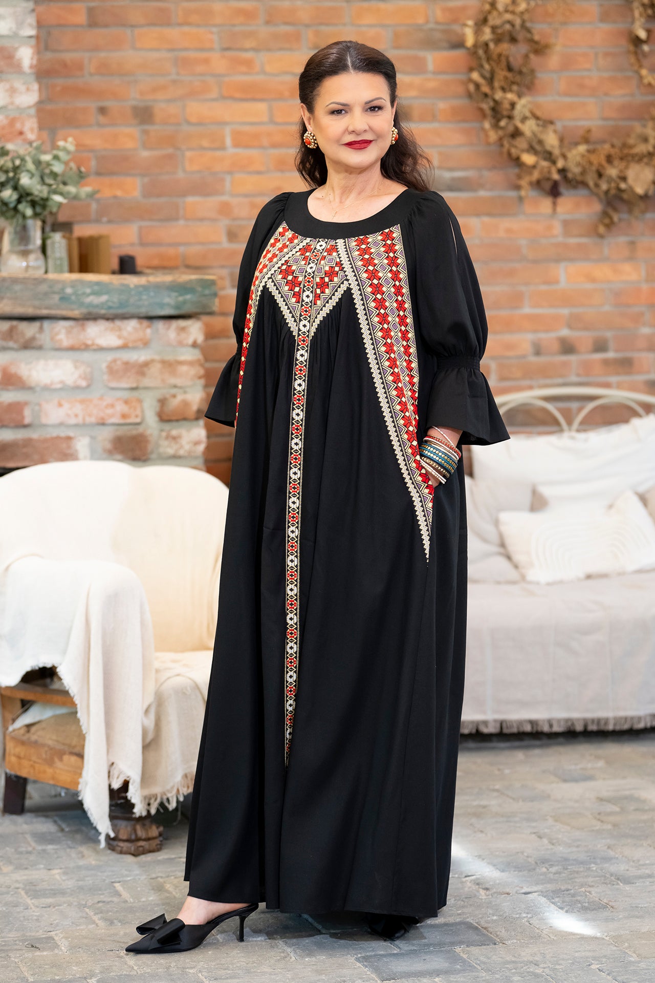 Rochia lungă neagră din in și jacquard țesut Agapia