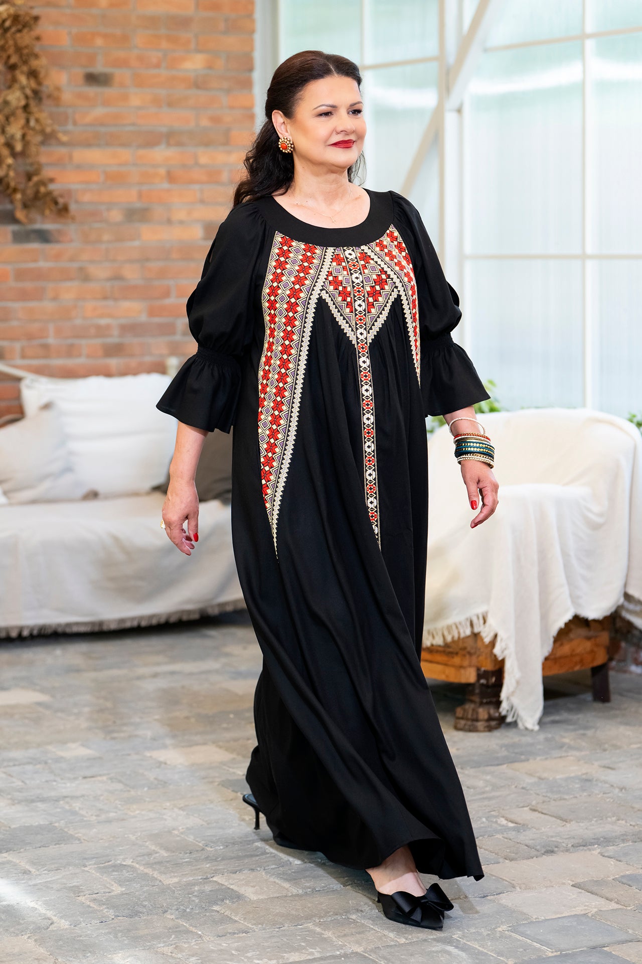 Rochia lungă neagră din in și jacquard țesut Agapia