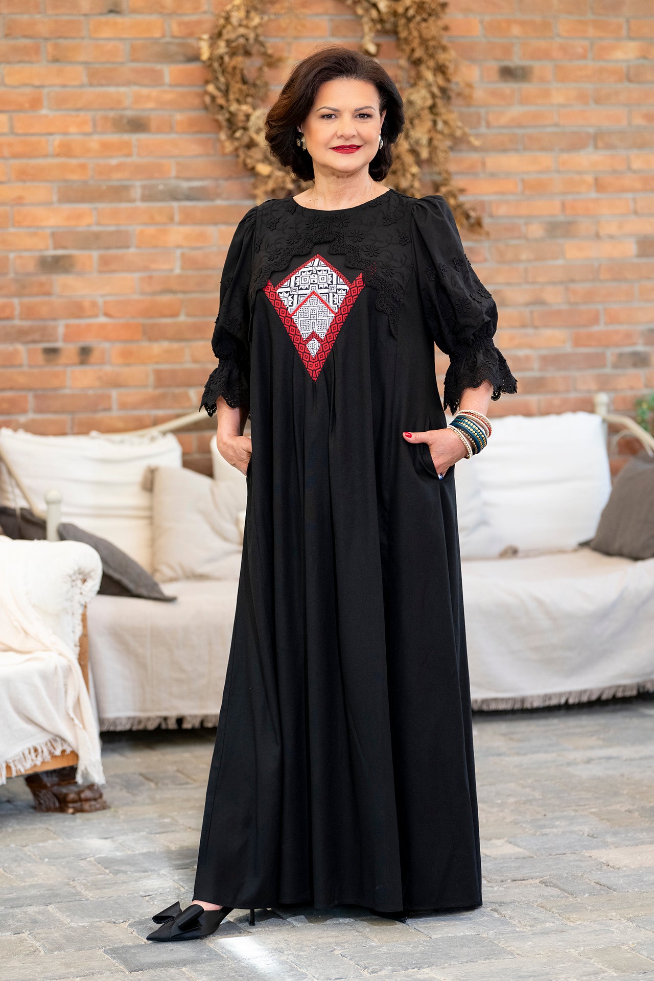 Rochie lungă neagră din in cu jacquard țesut și broderie tridimensională