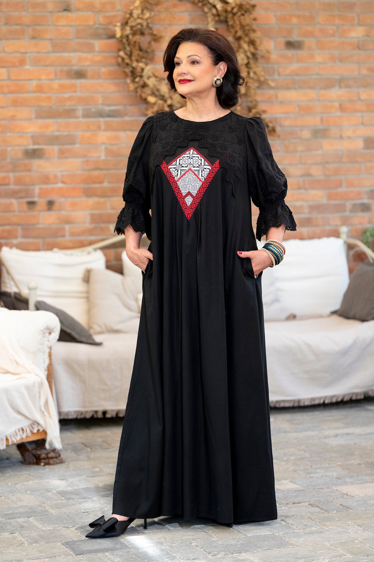 Rochie lungă neagră din in cu jacquard țesut și broderie tridimensională