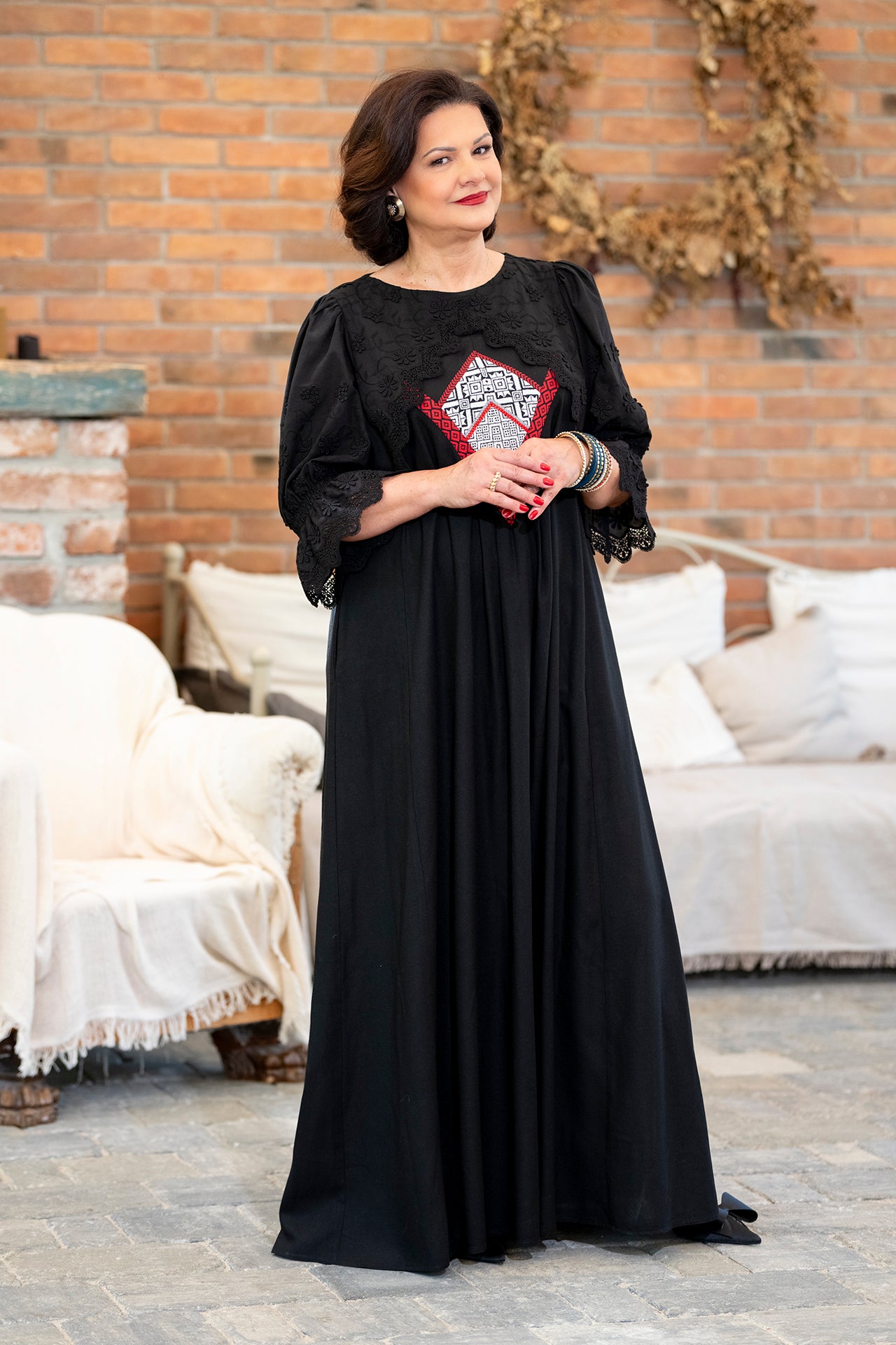 Rochie lungă neagră din in cu jacquard țesut și broderie tridimensională