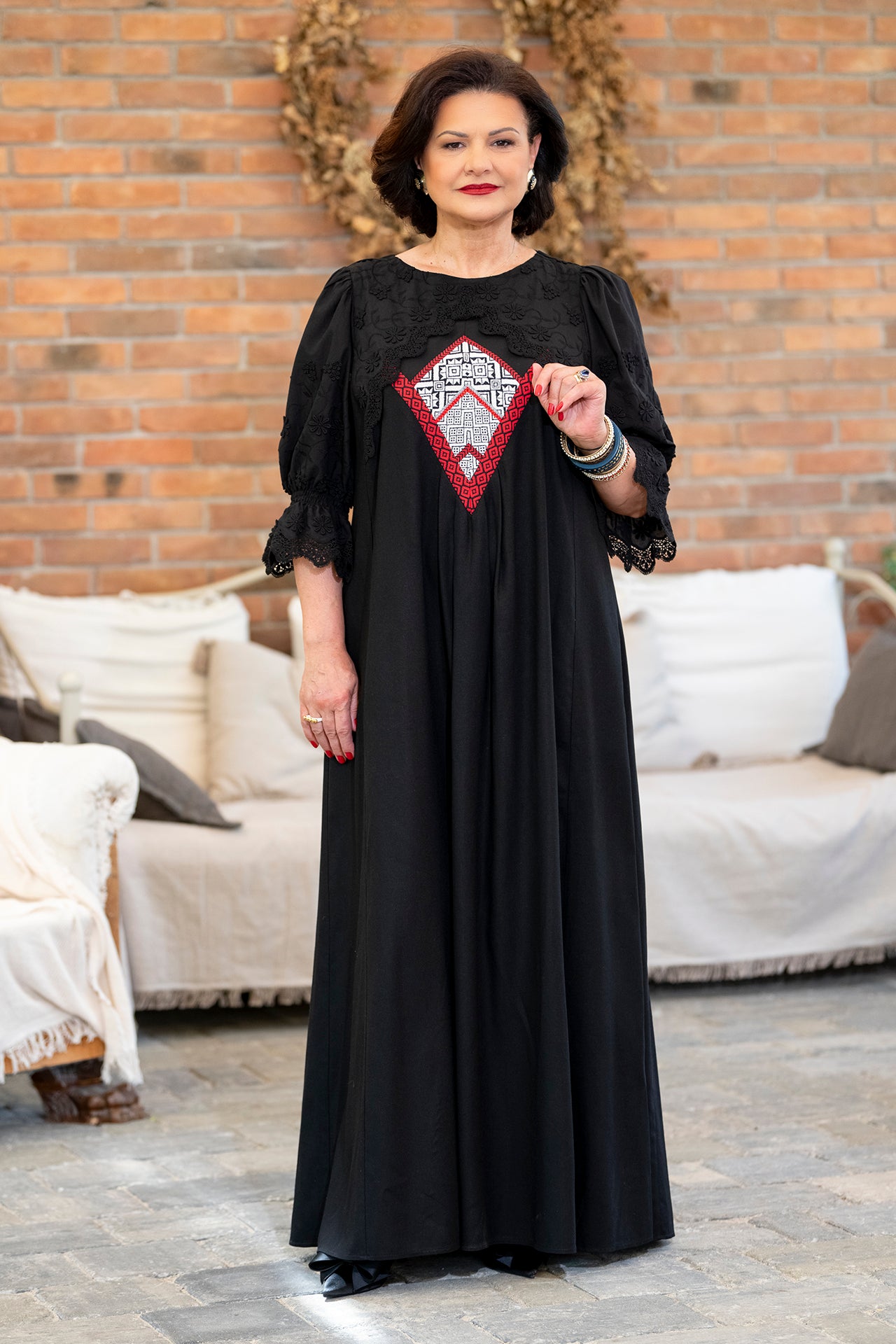 Rochie lungă neagră din in cu jacquard țesut și broderie tridimensională
