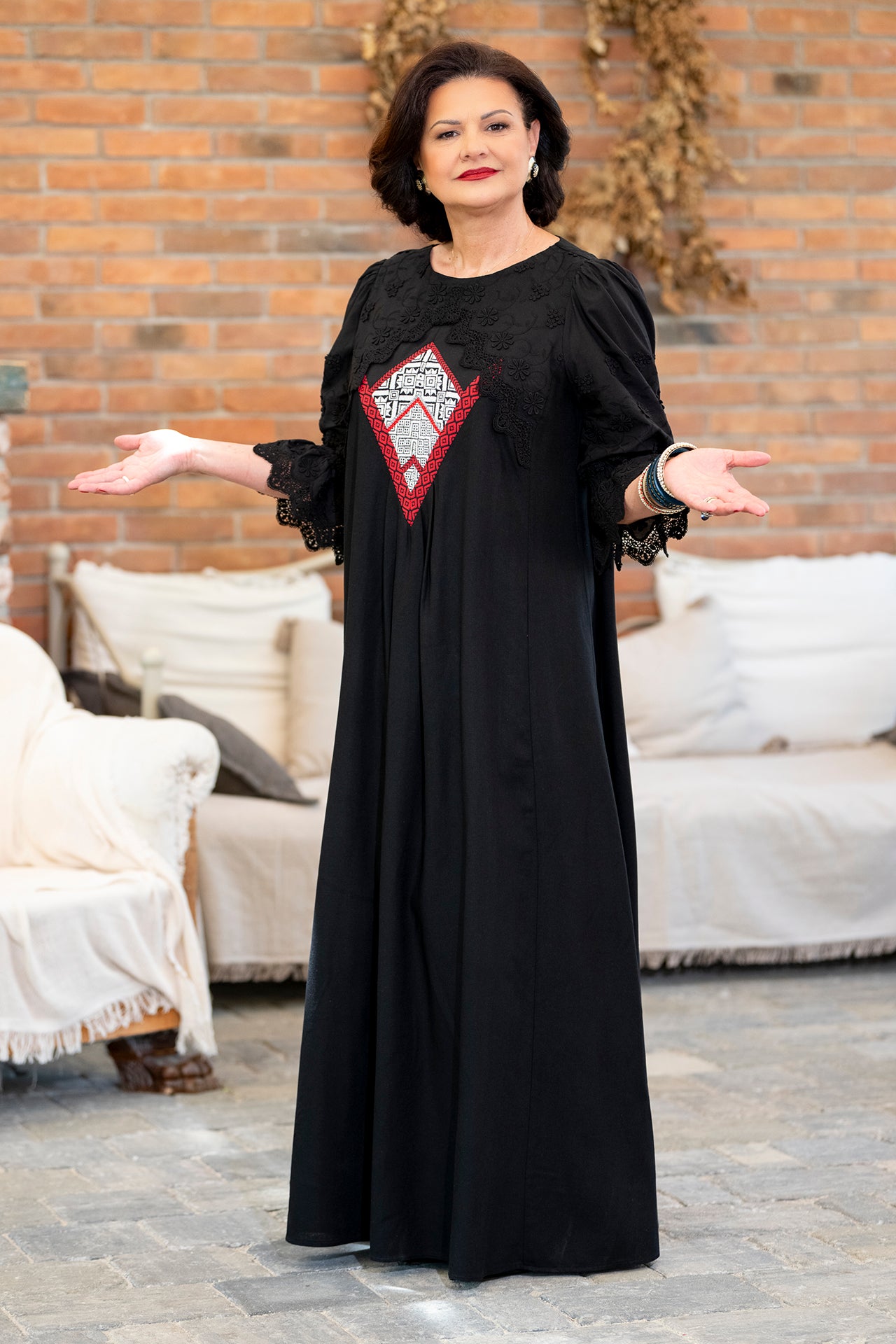 Rochie lungă neagră din in cu jacquard țesut și broderie tridimensională