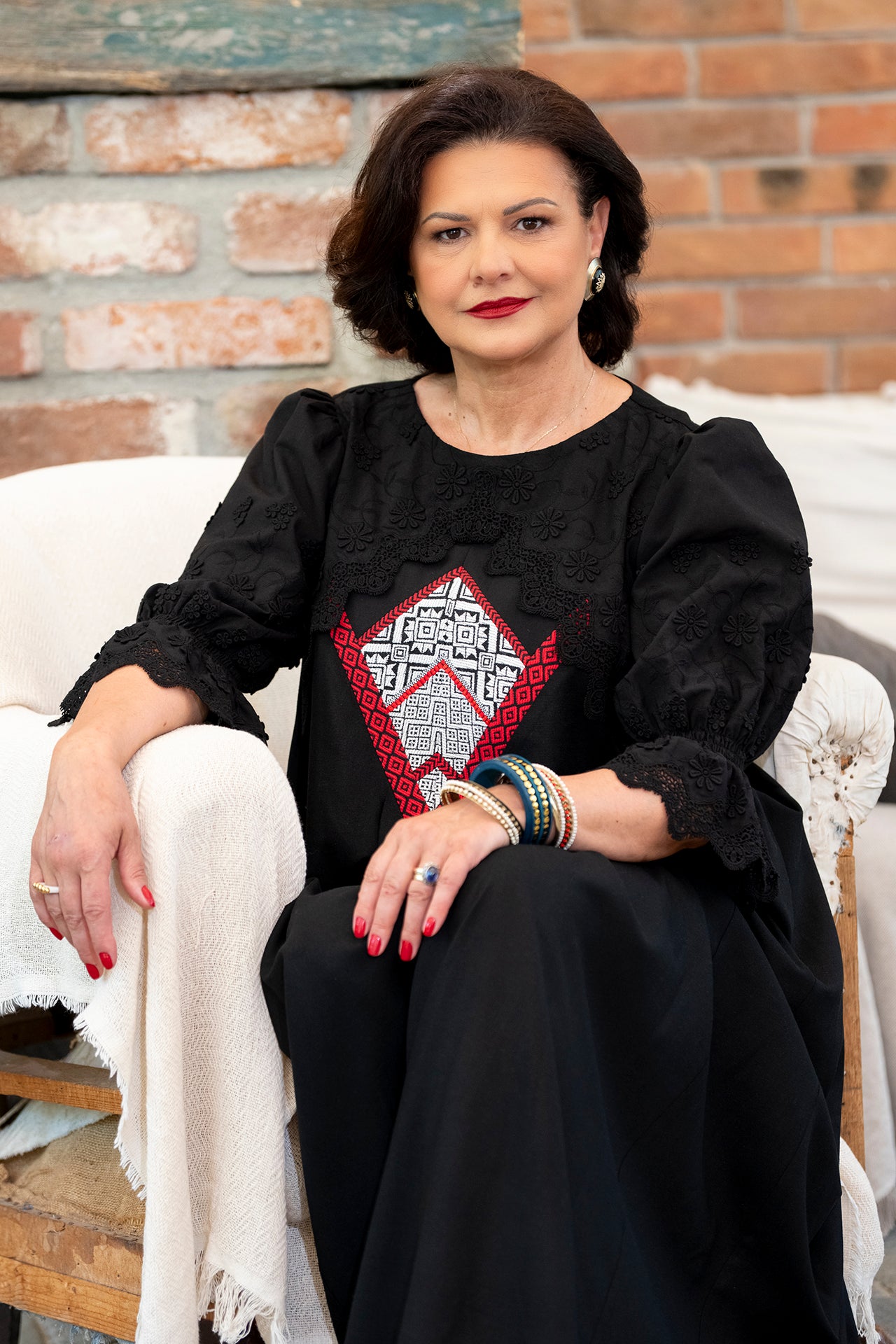 Rochie lungă neagră din in cu jacquard țesut și broderie tridimensională