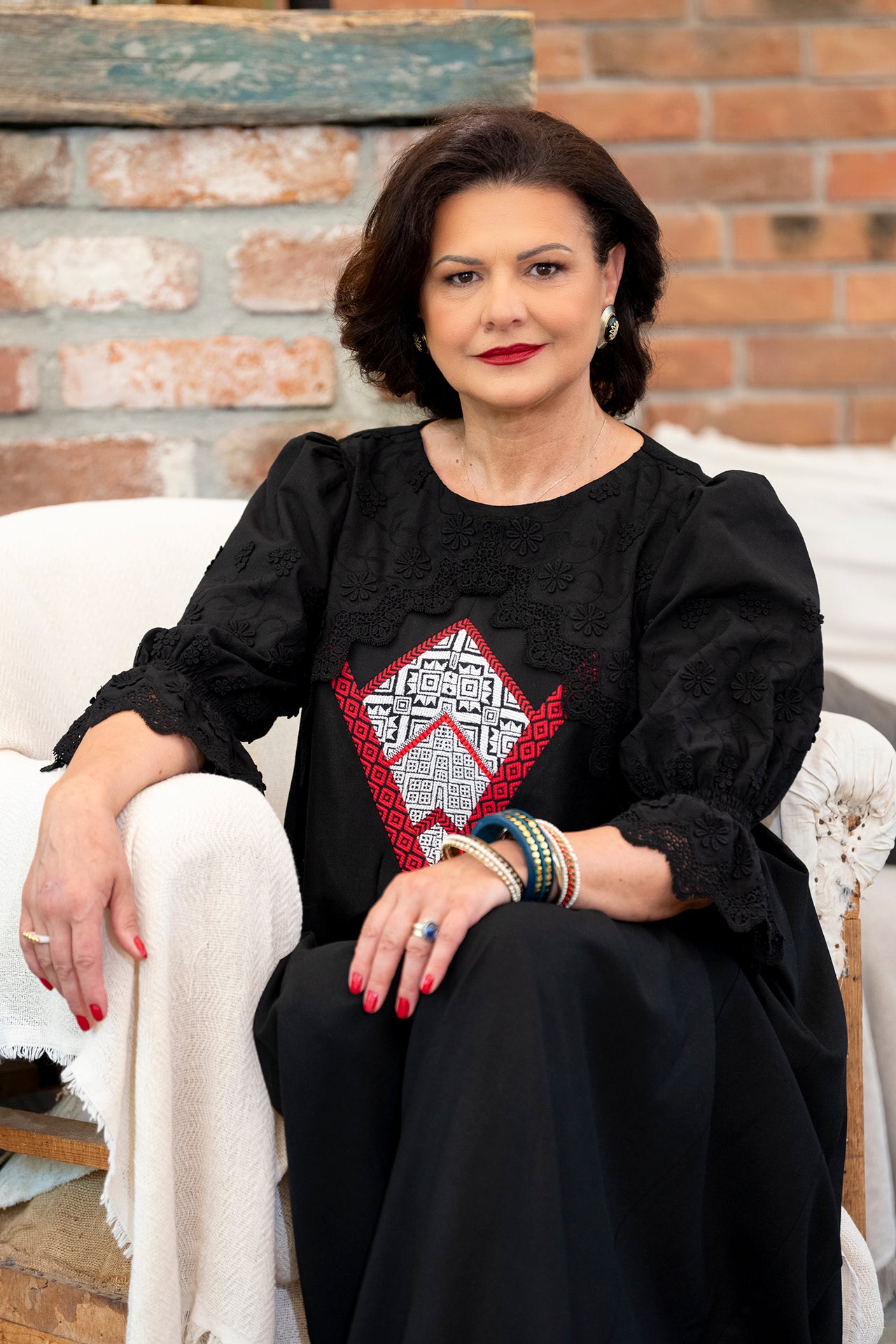 Rochie lungă neagră din in cu jacquard țesut și broderie tridimensională