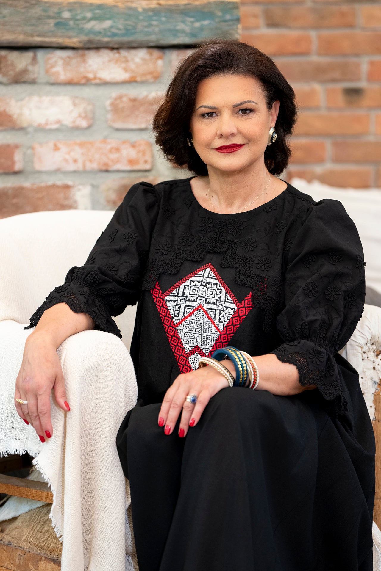 Rochie lungă neagră din in cu jacquard țesut și broderie tridimensională