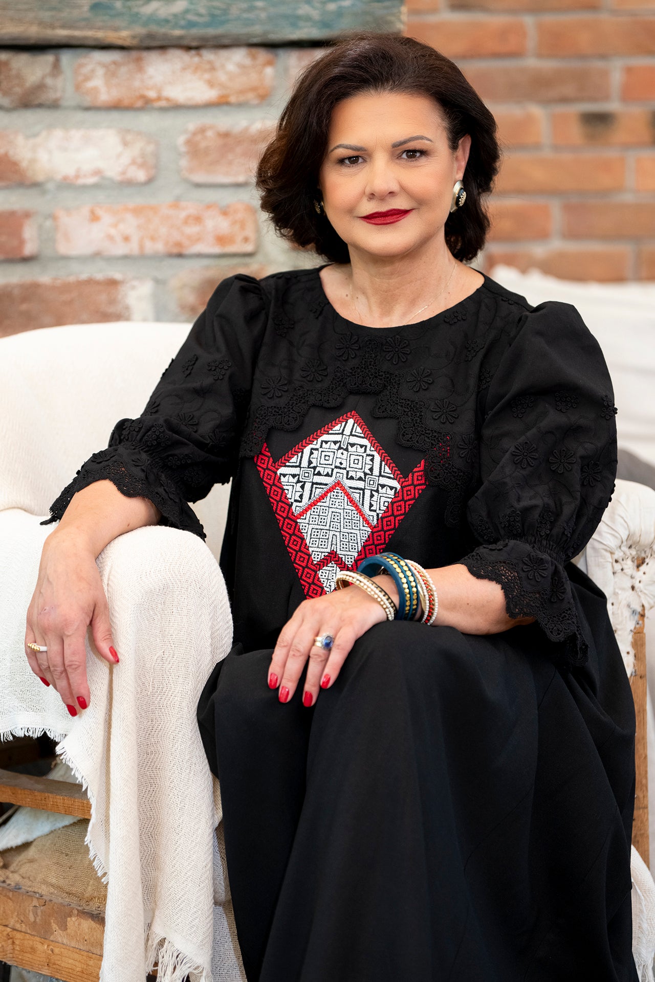 Rochie lungă neagră din in cu jacquard țesut și broderie tridimensională
