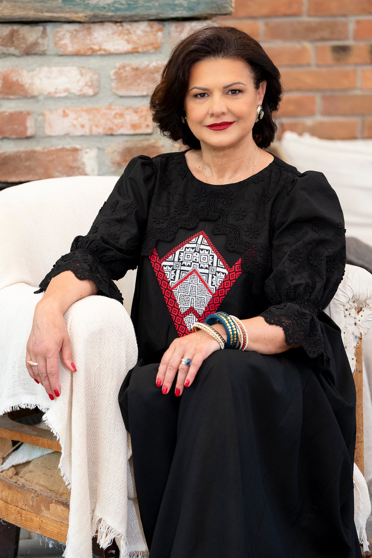 Rochie lungă neagră din in cu jacquard țesut și broderie tridimensională
