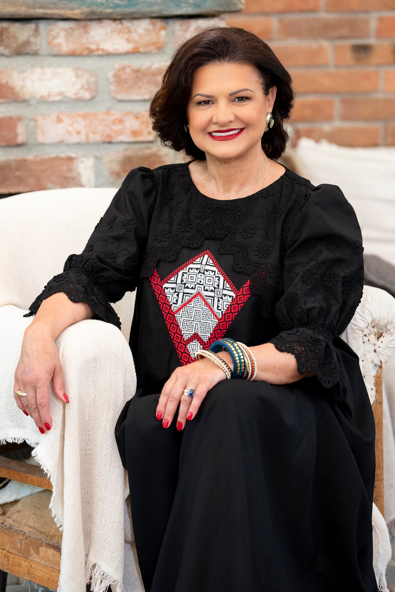 Rochie lungă neagră din in cu jacquard țesut și broderie tridimensională