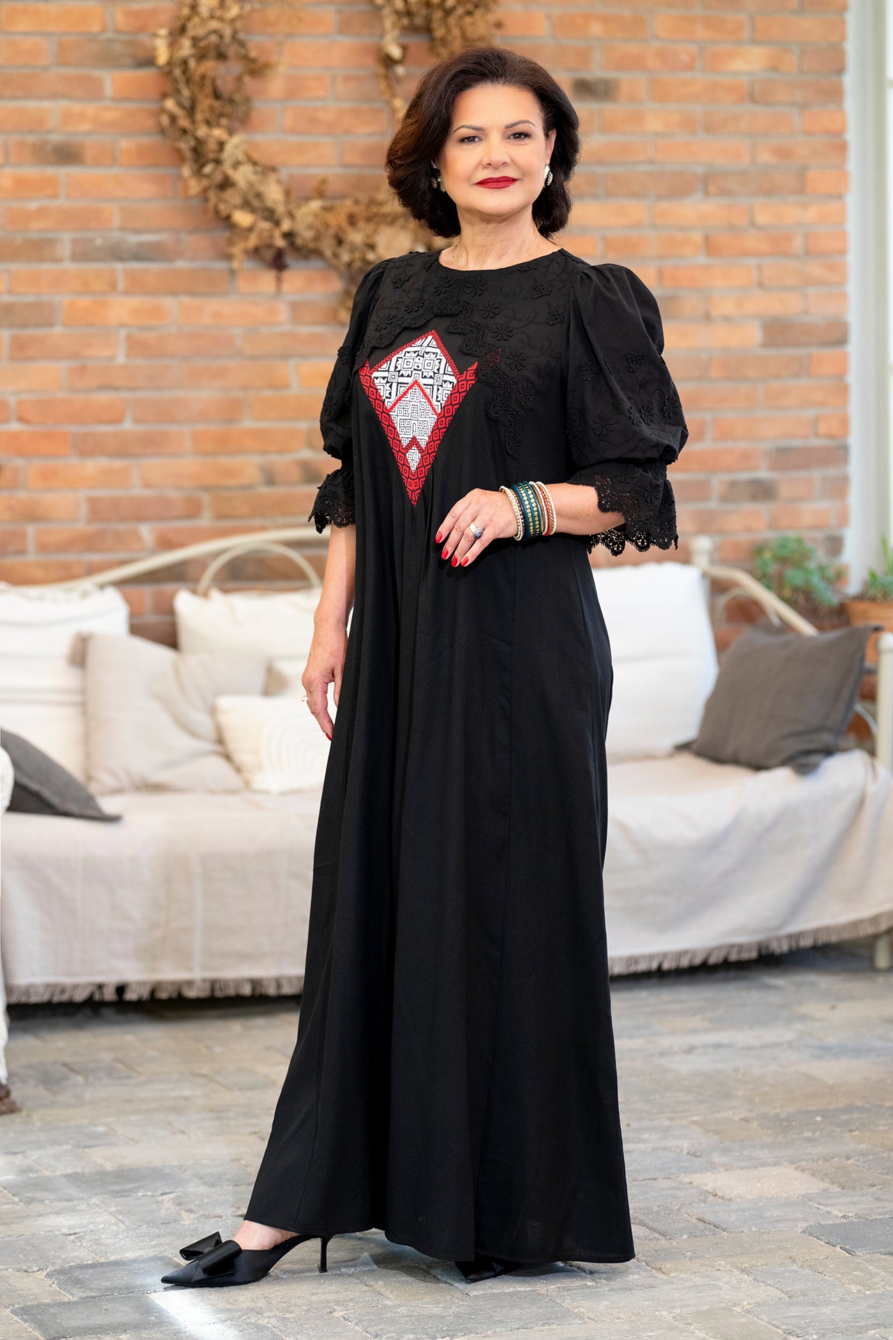 Rochie lungă neagră din in cu jacquard țesut și broderie tridimensională