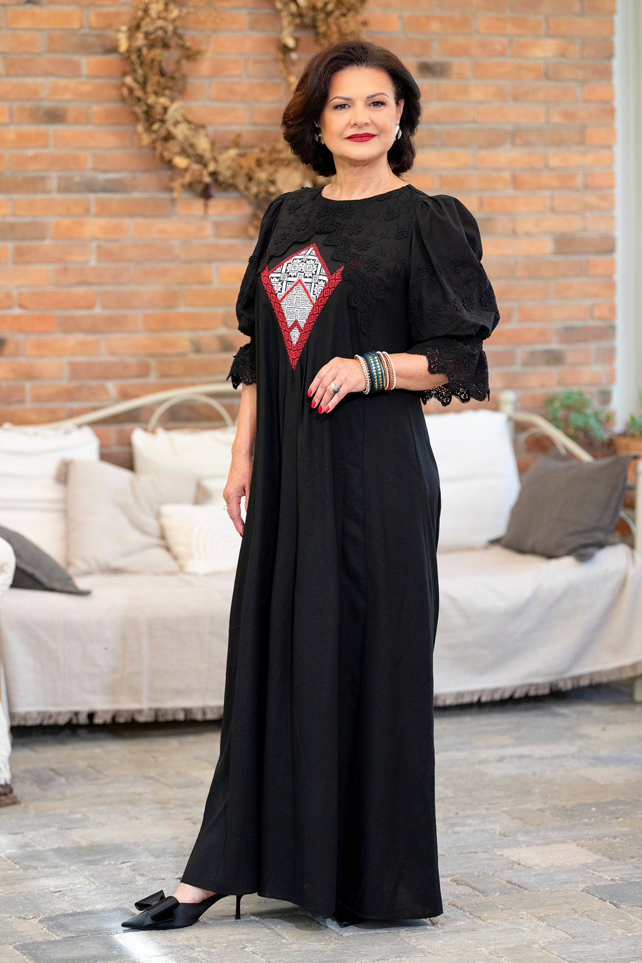 Rochie lungă neagră din in cu jacquard țesut și broderie tridimensională