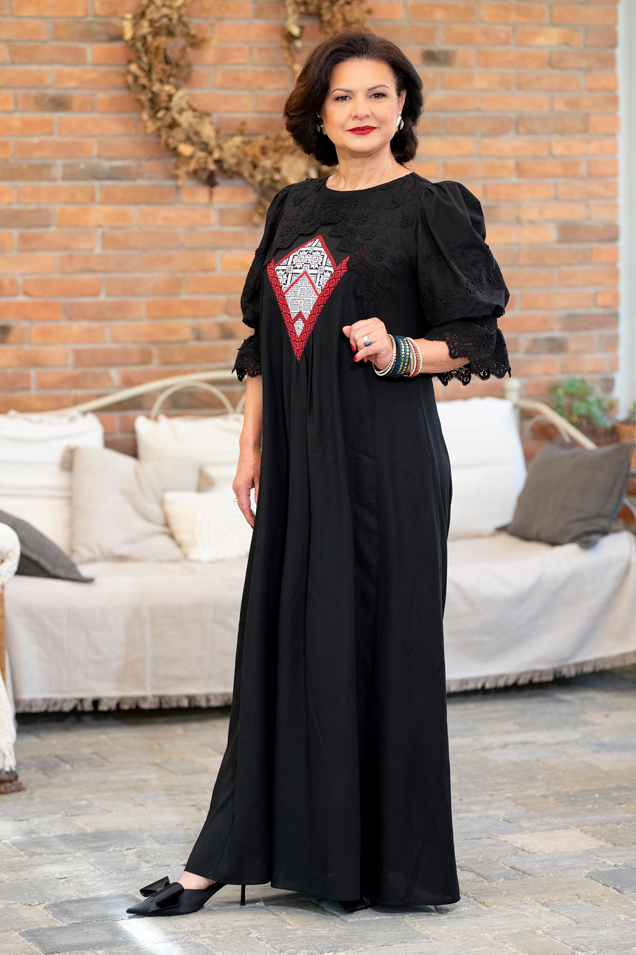 Rochie lungă neagră din in cu jacquard țesut și broderie tridimensională