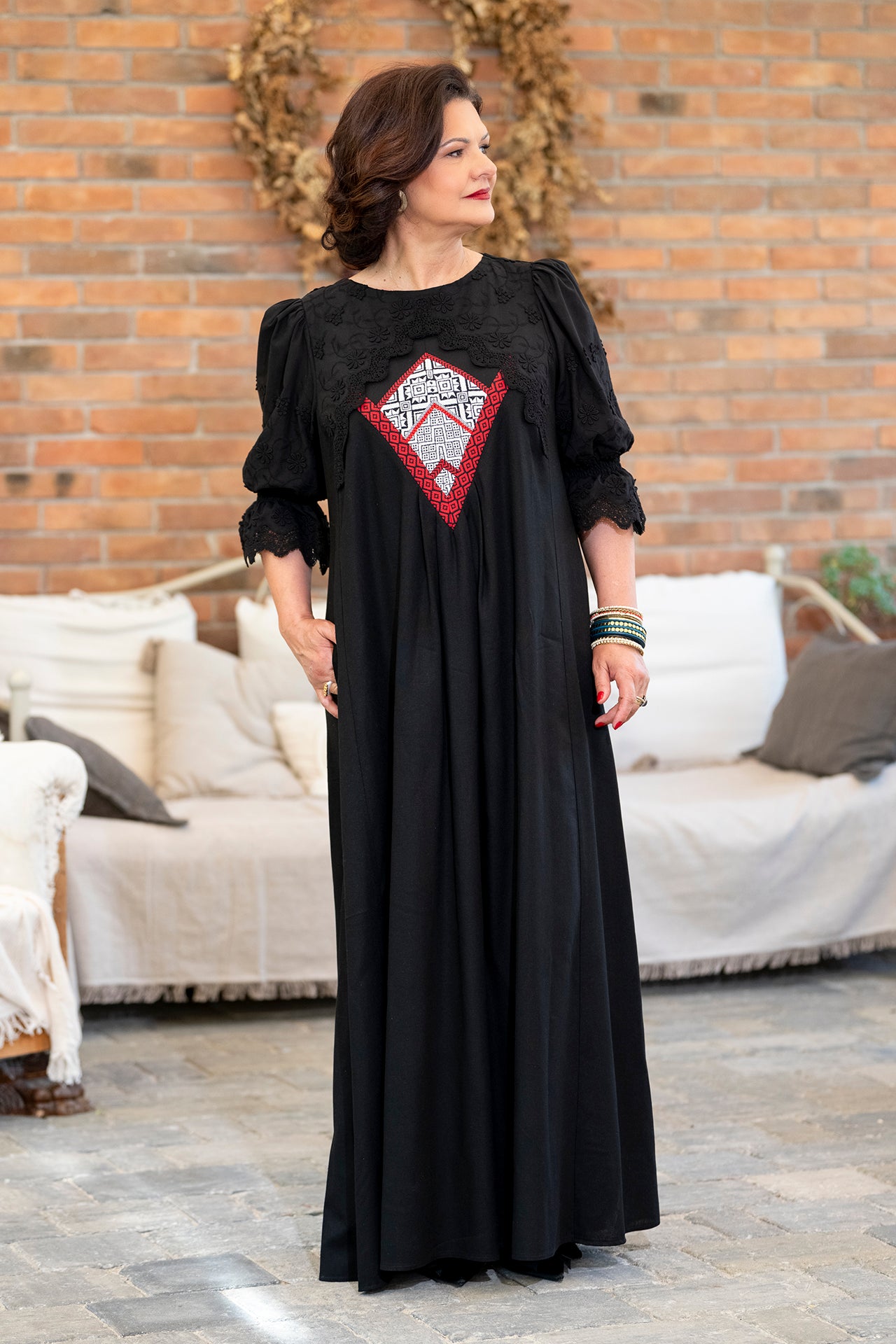 Rochie lungă neagră din in cu jacquard țesut și broderie tridimensională
