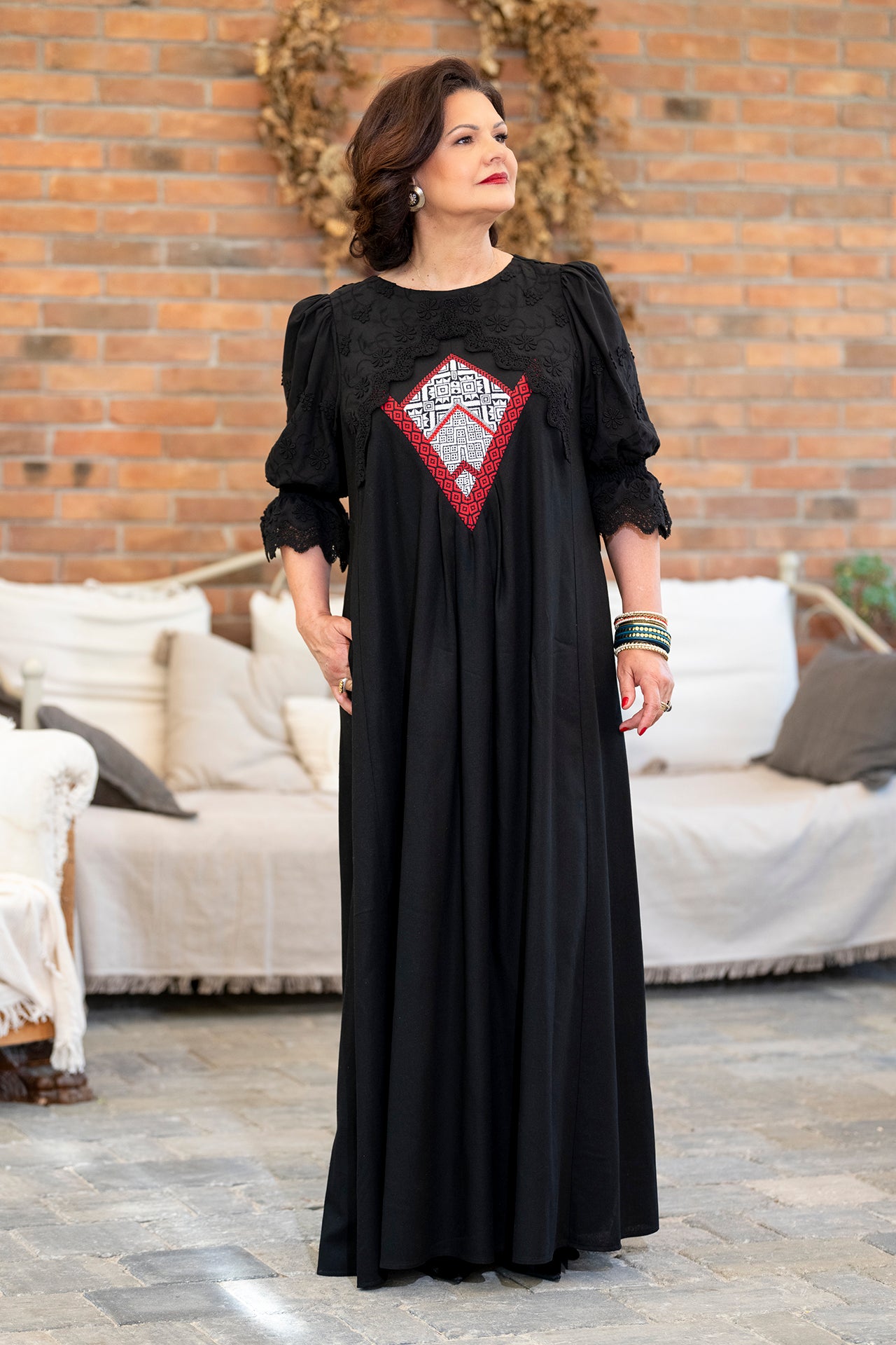 Rochie lungă neagră din in cu jacquard țesut și broderie tridimensională