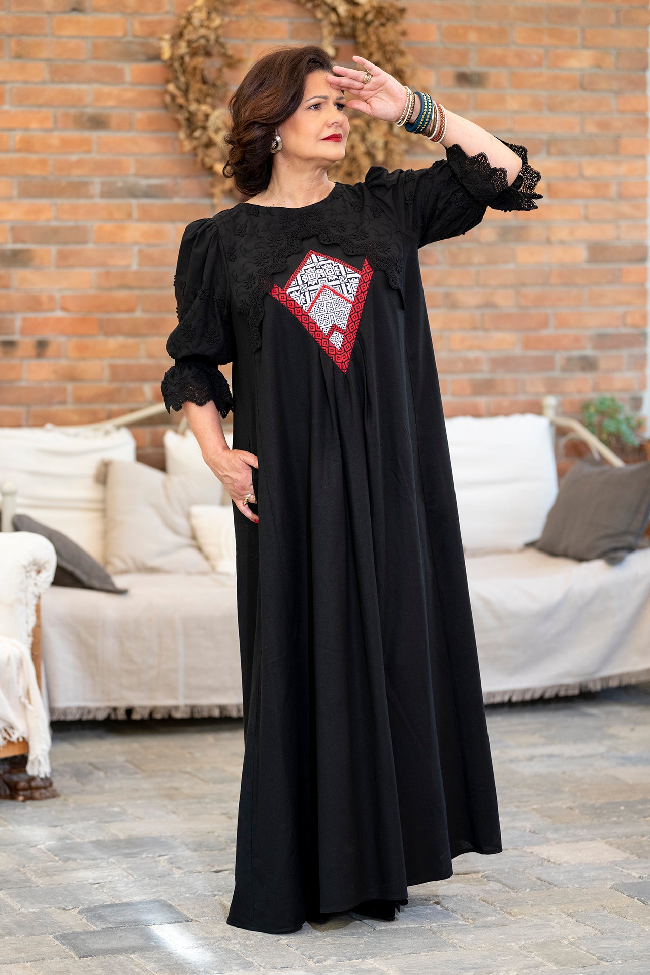 Rochie lungă neagră din in cu jacquard țesut și broderie tridimensională