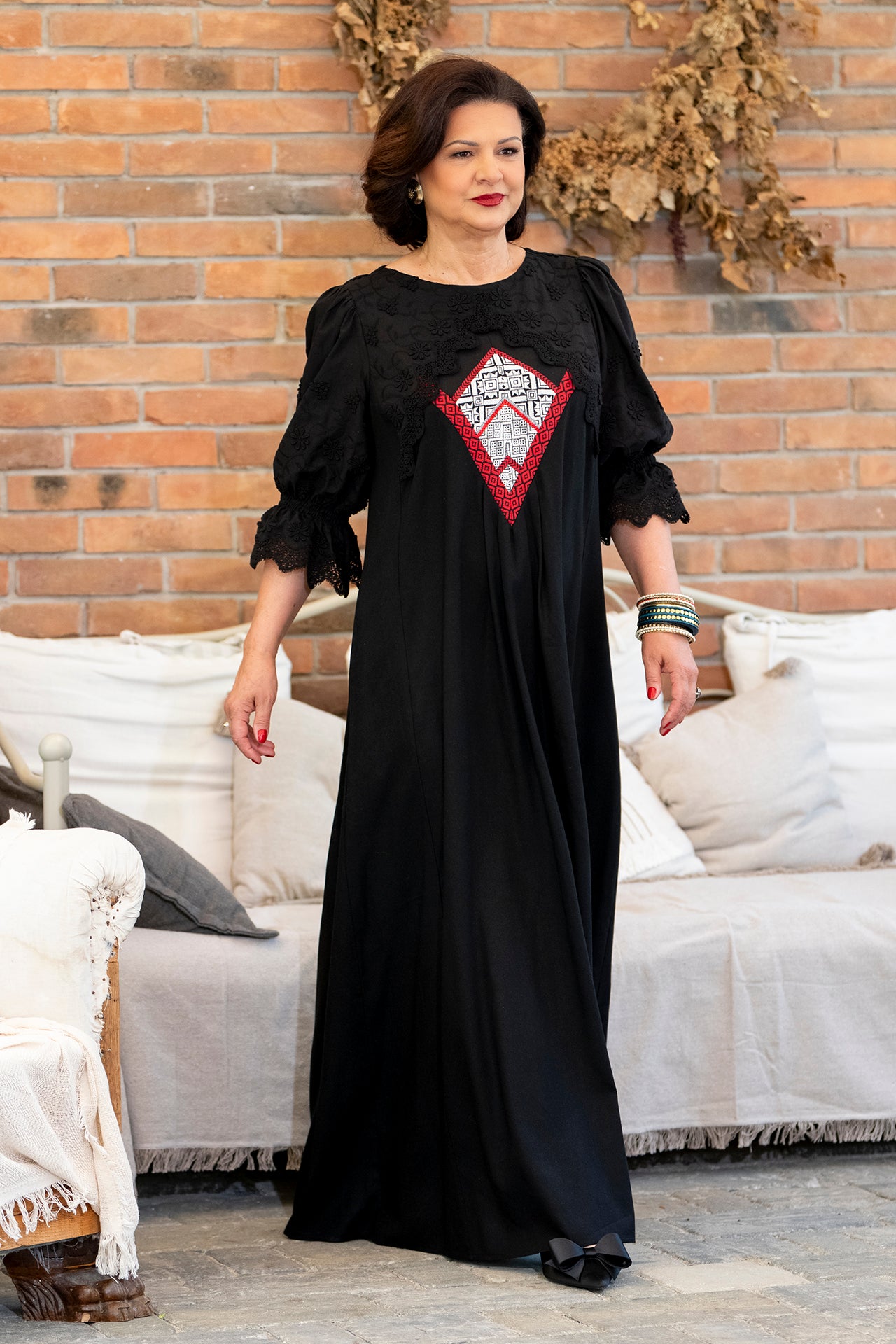 Rochie lungă neagră din in cu jacquard țesut și broderie tridimensională