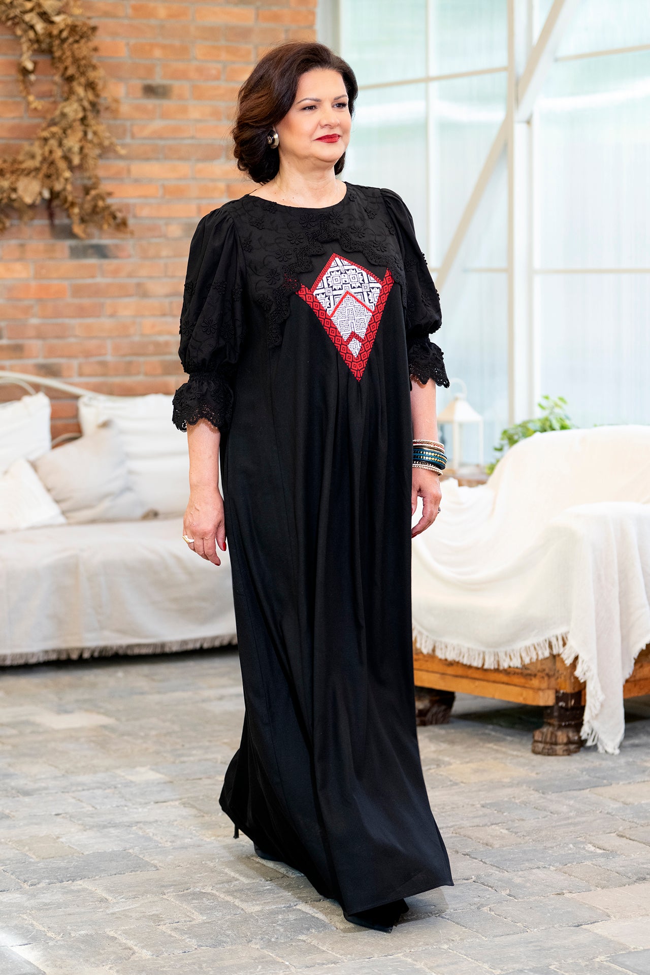 Rochie lungă neagră din in cu jacquard țesut și broderie tridimensională