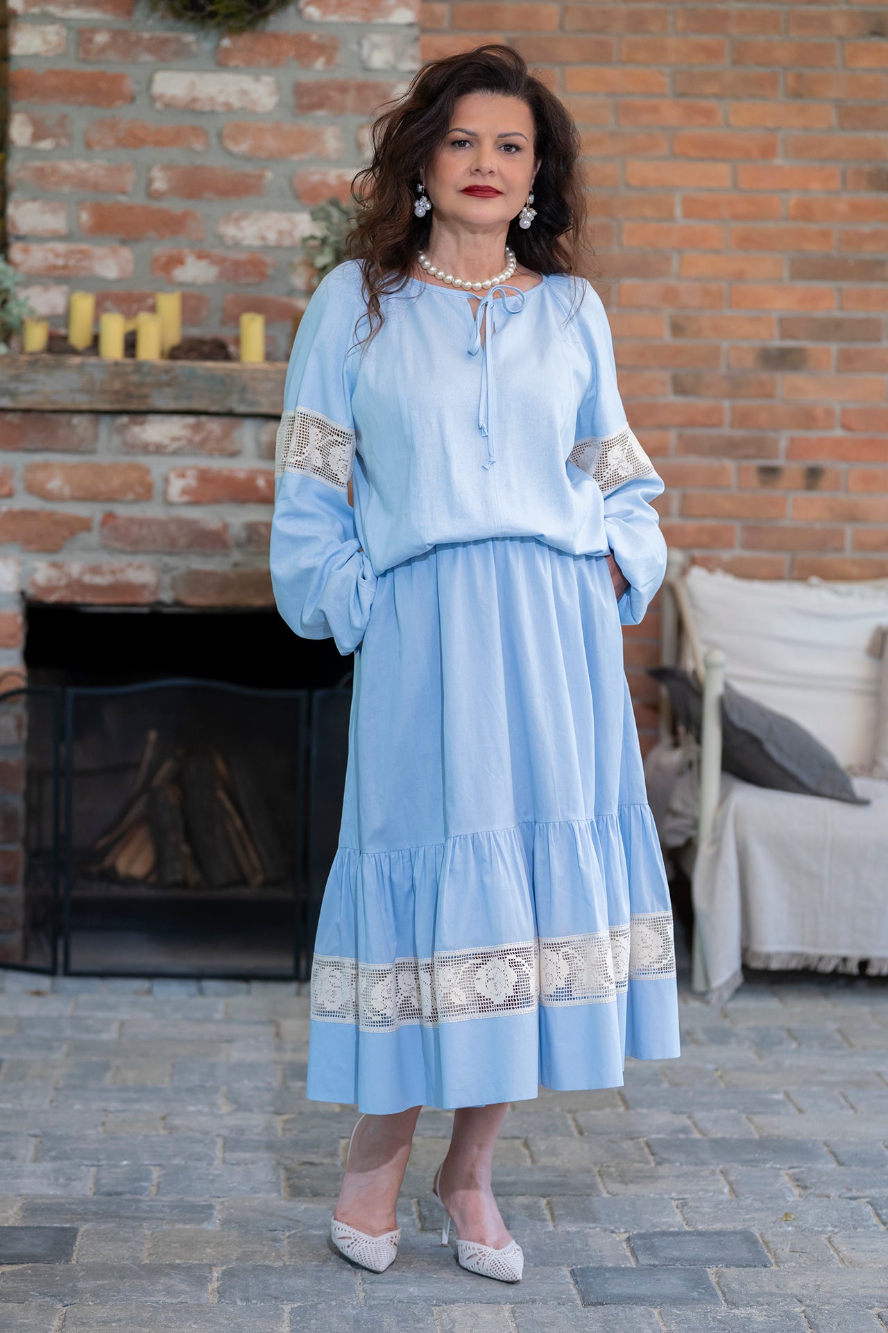Fusta bleu din batist de bumbac și dantelă românească tradițională crem