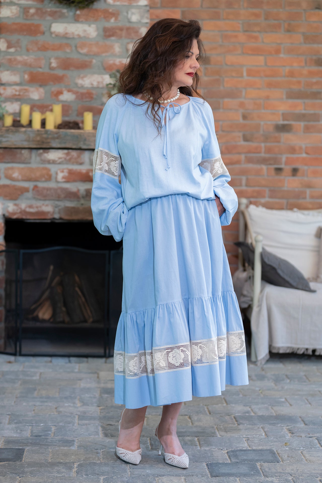 Fusta bleu din batist de bumbac și dantelă românească tradițională crem