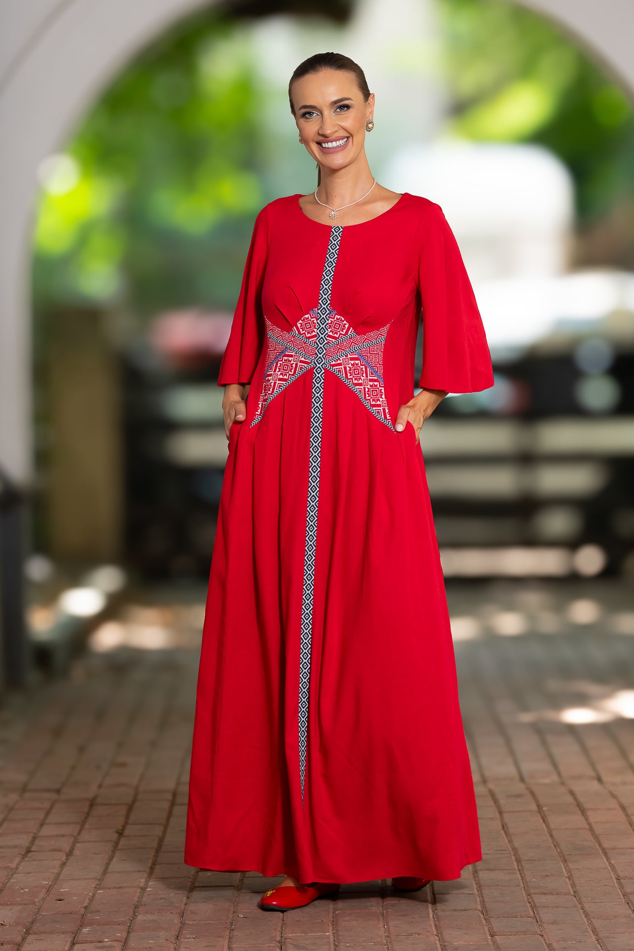 Rochie lungă din in roșu și corseletă din jacquard tradițional