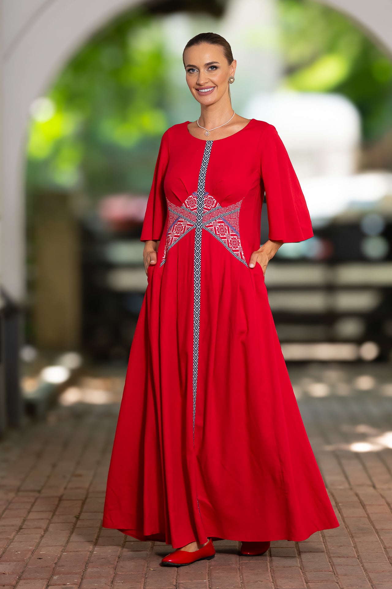Rochie lungă din in roșu și corseletă din jacquard tradițional