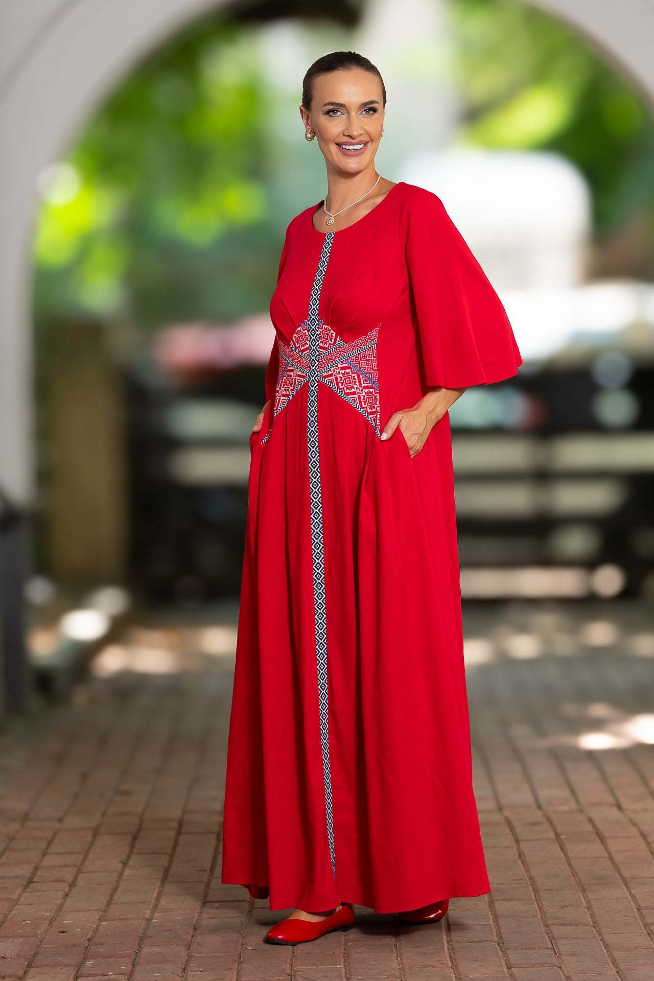 Rochie lungă din in roșu și corseletă din jacquard tradițional