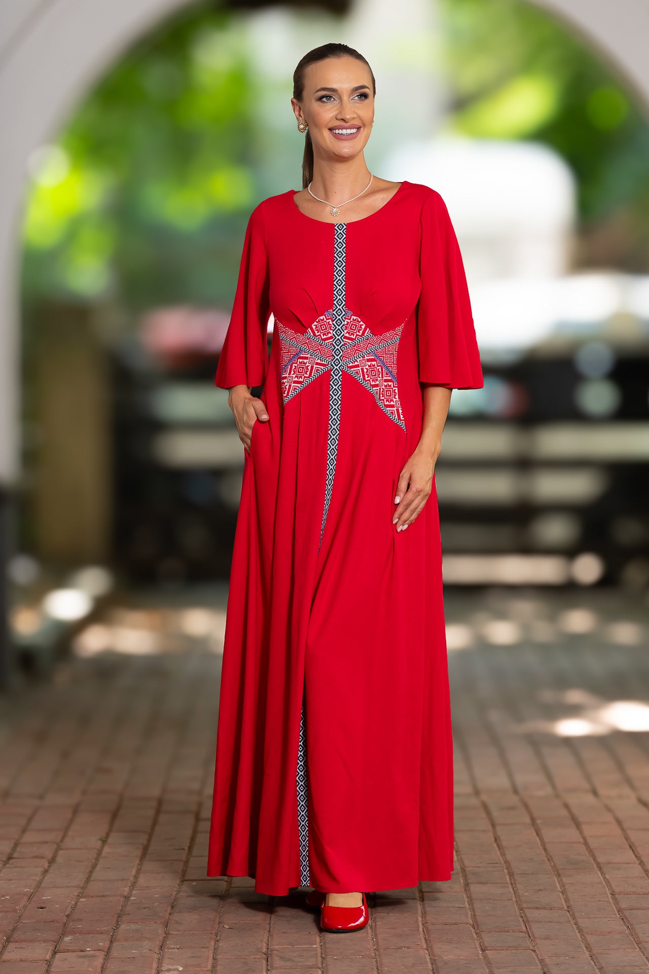 Rochie lungă din in roșu și corseletă din jacquard tradițional
