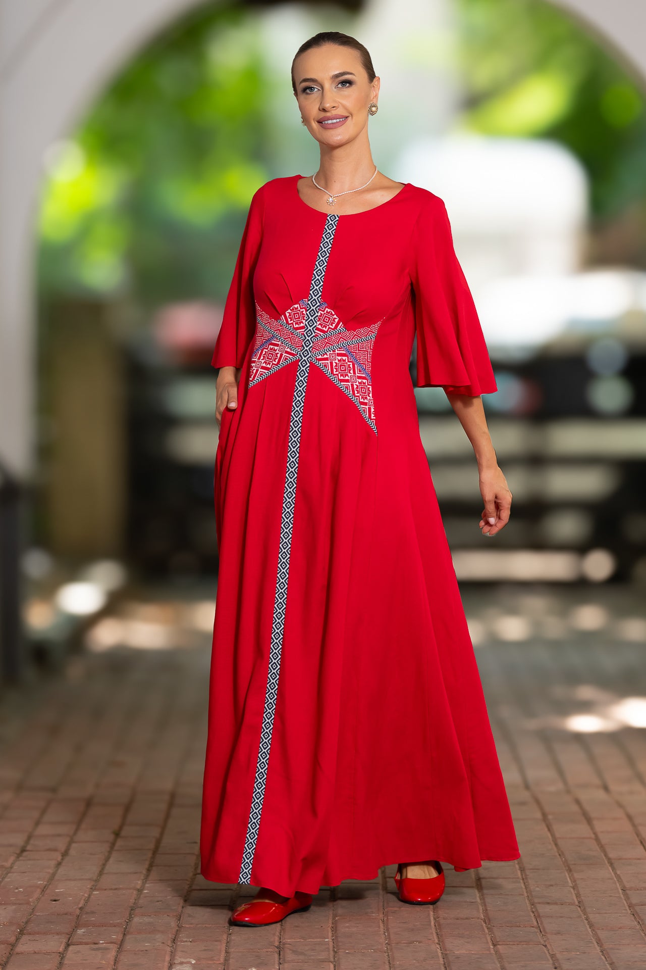 Rochie lungă din in roșu și corseletă din jacquard tradițional