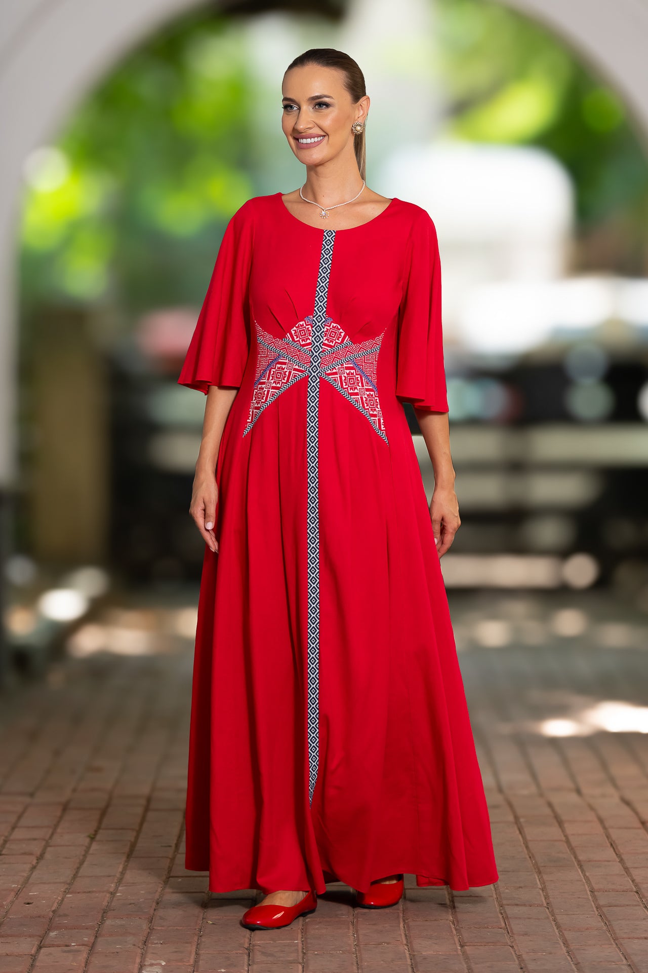 Rochie lungă din in roșu și corseletă din jacquard tradițional