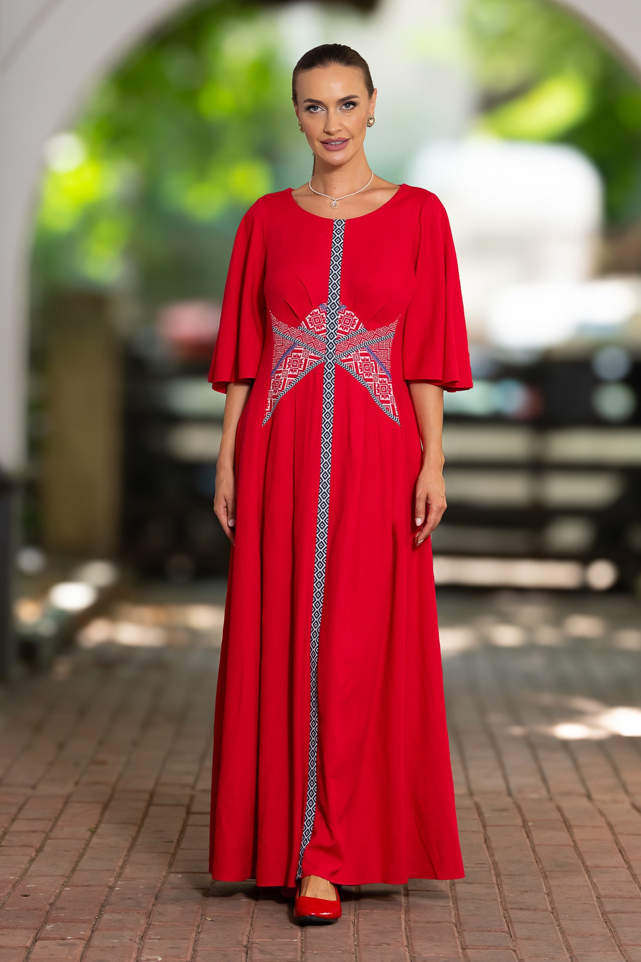 Rochie lungă din in roșu și corseletă din jacquard tradițional