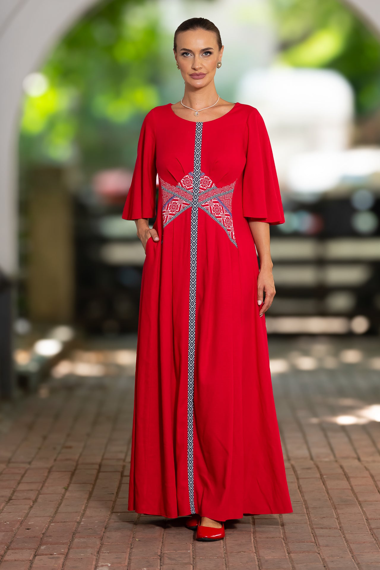 Rochie lungă din in roșu și corseletă din jacquard tradițional