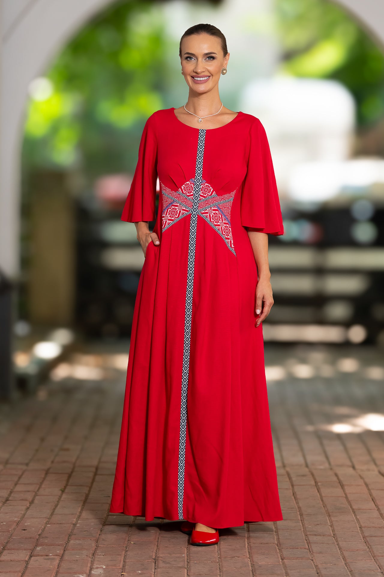 Rochie lungă din in roșu și corseletă din jacquard tradițional