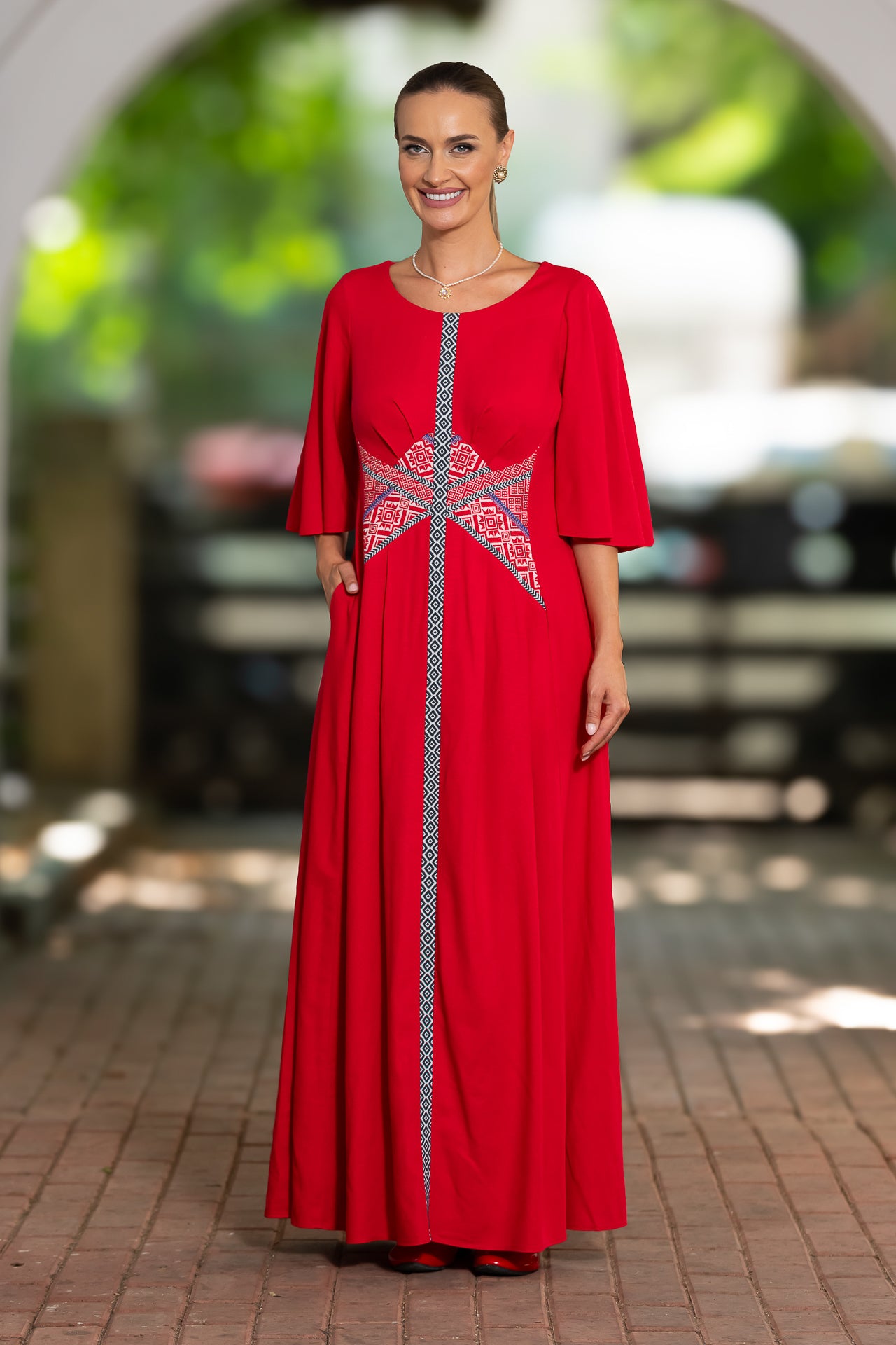 Rochie lungă din in roșu și corseletă din jacquard tradițional