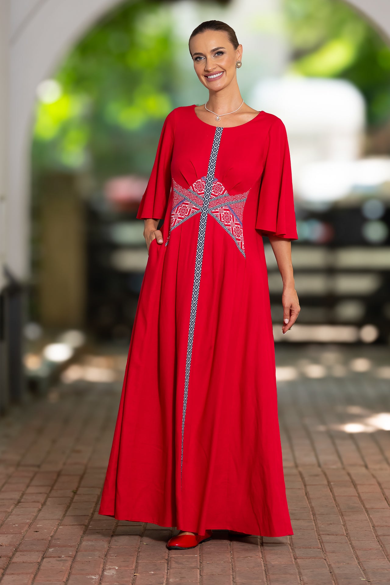 Rochie lungă din in roșu și corseletă din jacquard tradițional