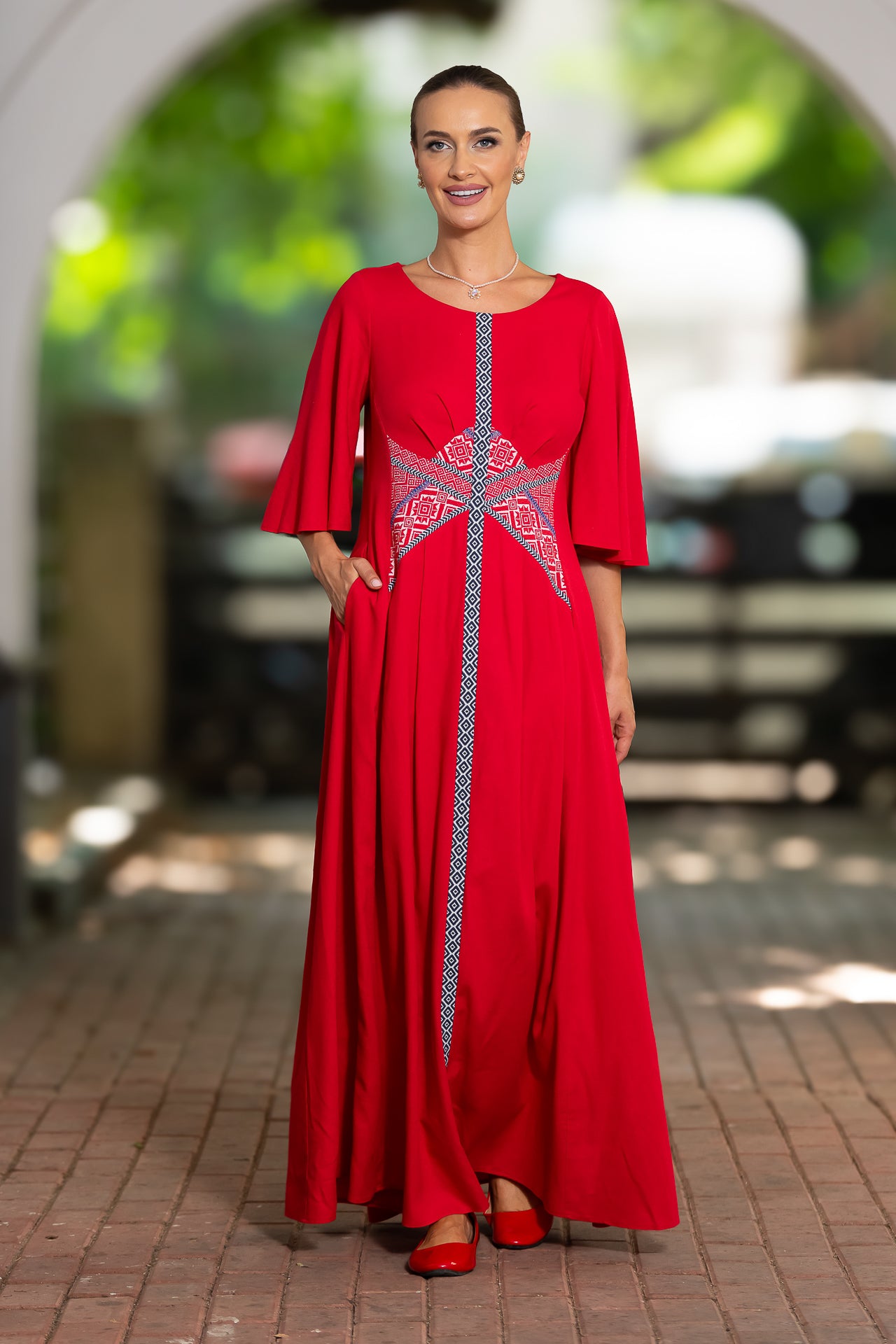 Rochie lungă din in roșu și corseletă din jacquard tradițional