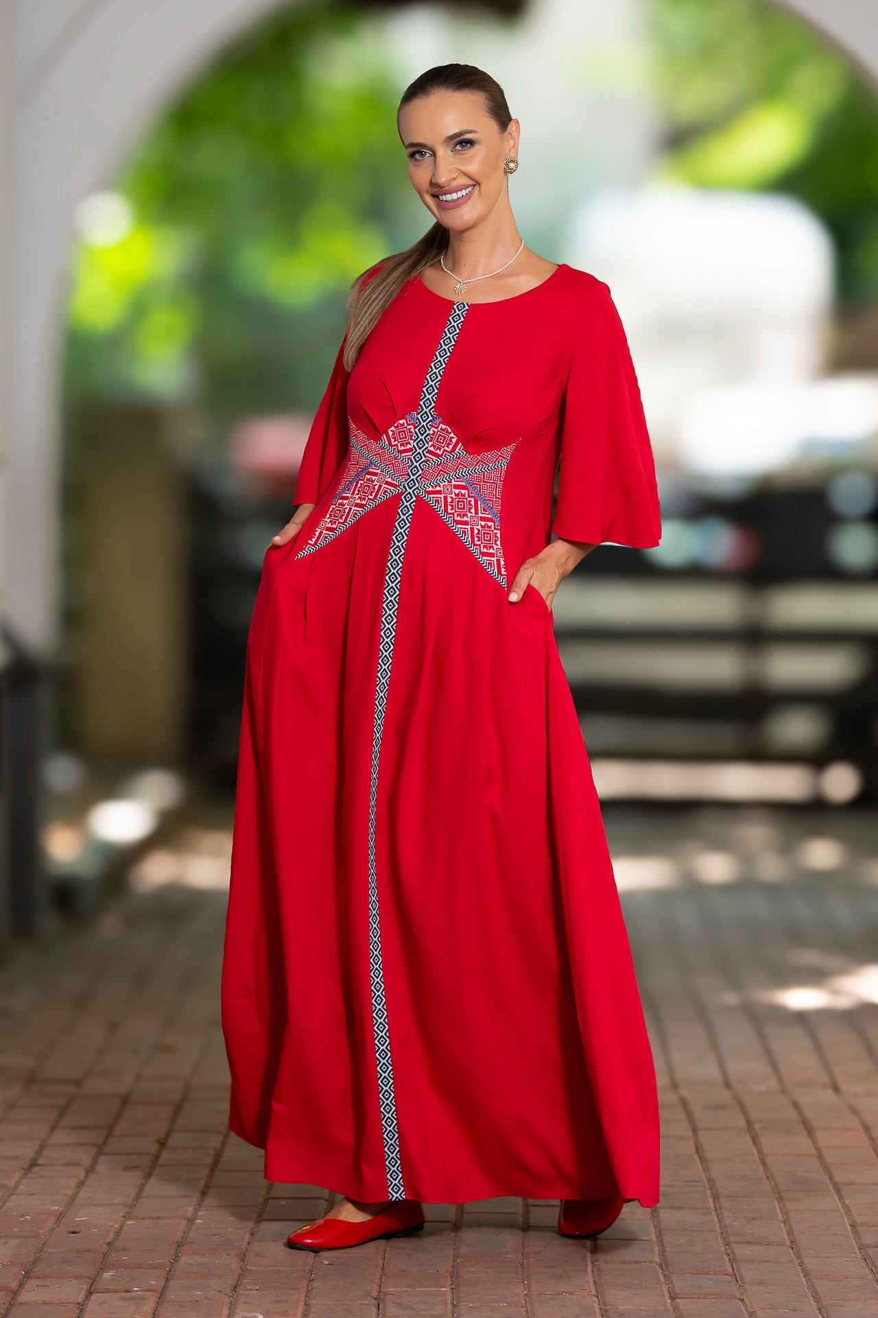 Rochie lungă din in roșu și corseletă din jacquard tradițional