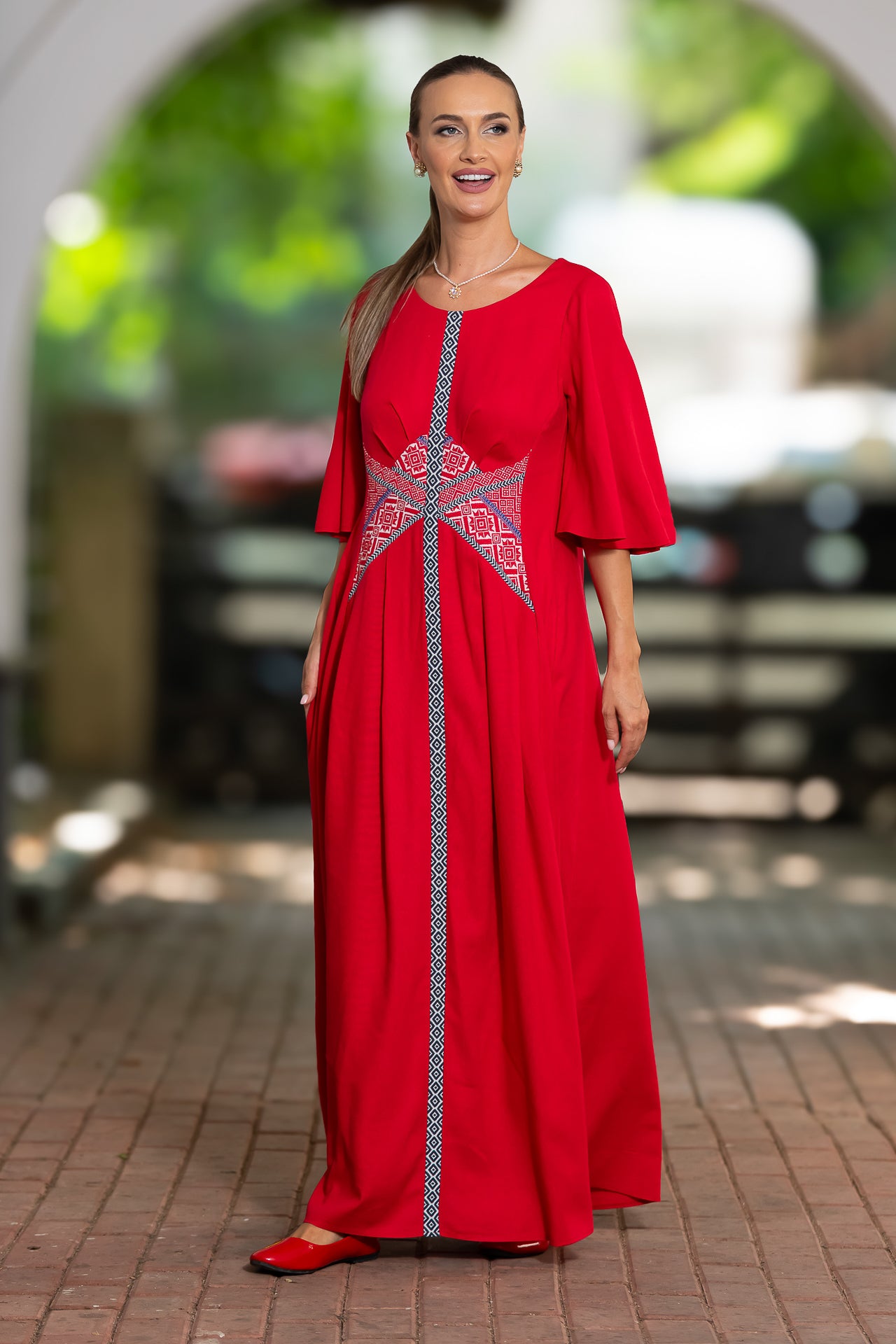 Rochie lungă din in roșu și corseletă din jacquard tradițional