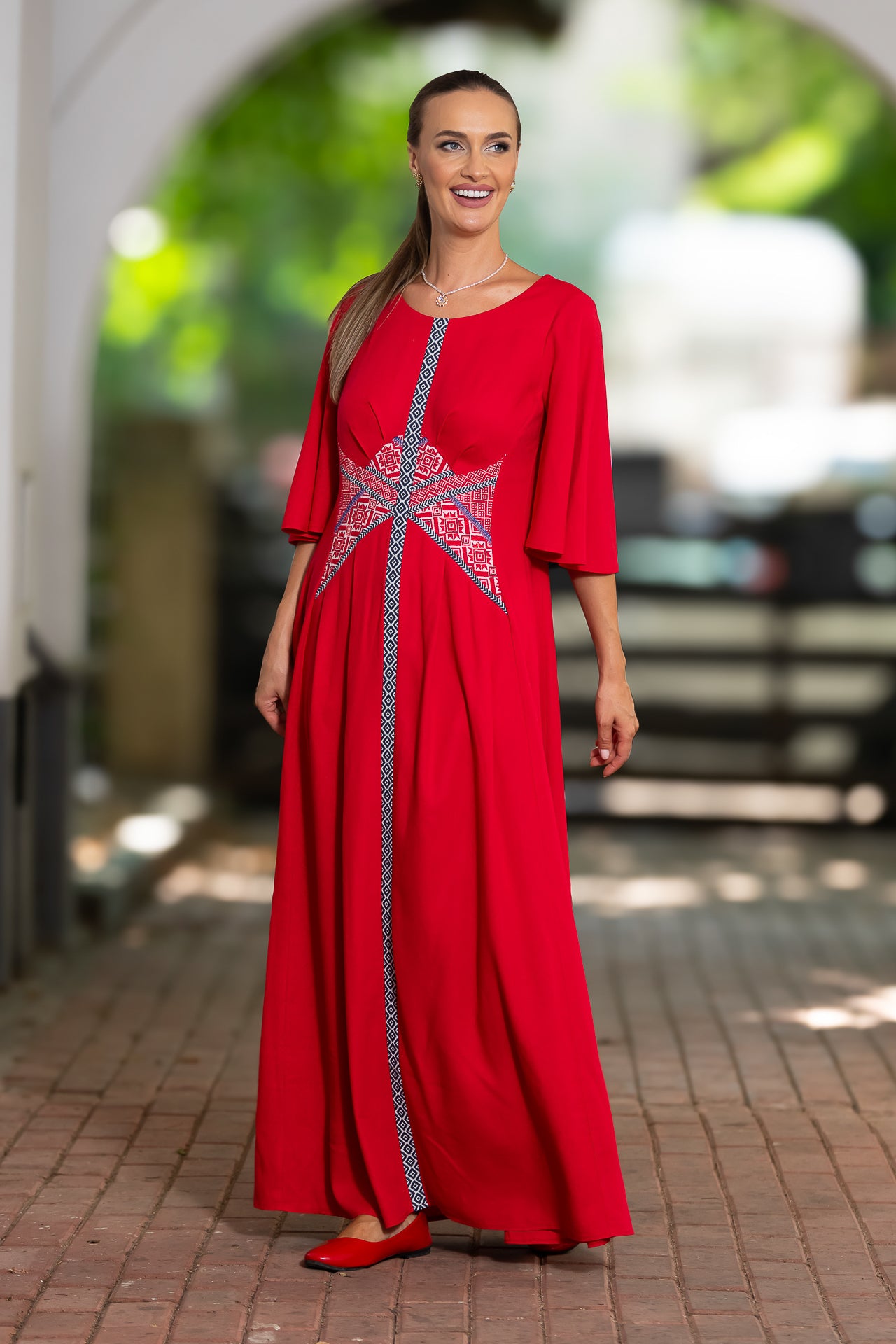 Rochie lungă din in roșu și corseletă din jacquard tradițional