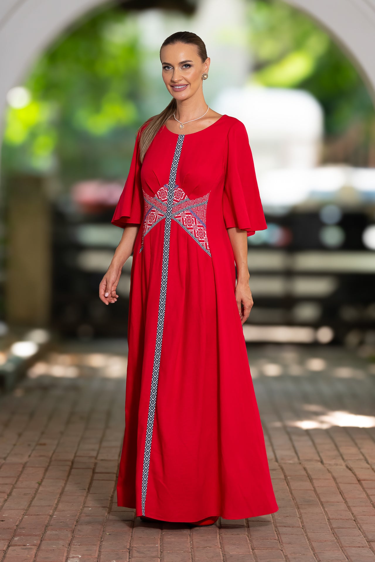 Rochie lungă din in roșu și corseletă din jacquard tradițional