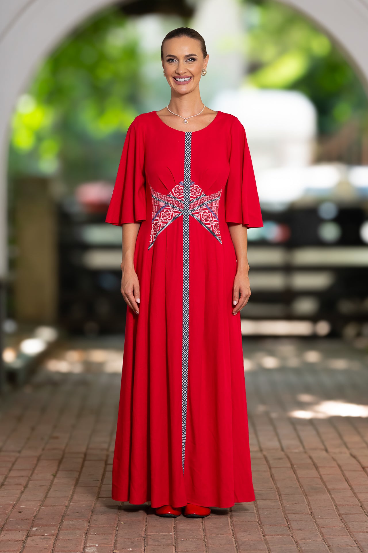 Rochie lungă din in roșu și corseletă din jacquard tradițional