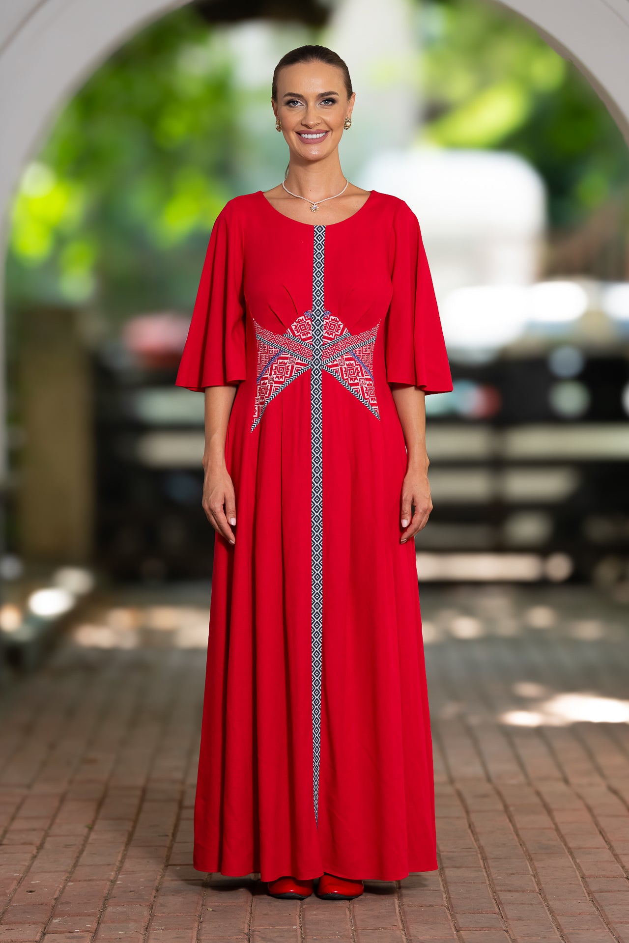 Rochie lungă din in roșu și corseletă din jacquard tradițional